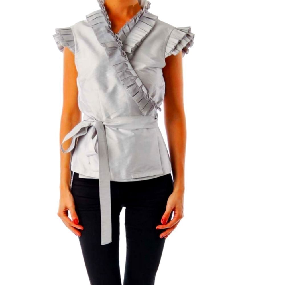 BRAND NEW ASHLEY BY 26 INTERNATIONAL SHORT SLEEVE ONE BUTTON V-NECK TOP